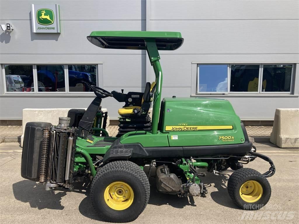 John Deere 7500AE Arkasından yürünen çim biçme makineleri