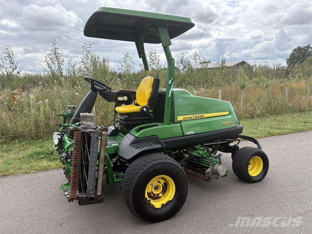 John Deere 7500AE Arkasından yürünen çim biçme makineleri