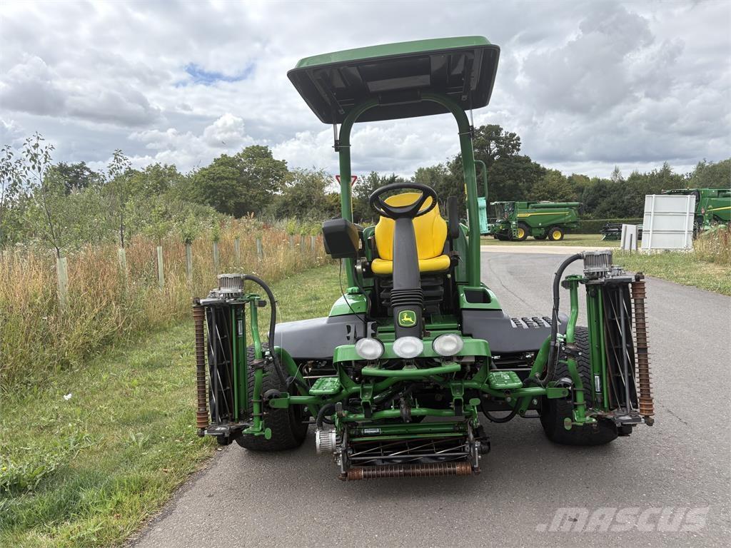 John Deere 7500AE Arkasından yürünen çim biçme makineleri
