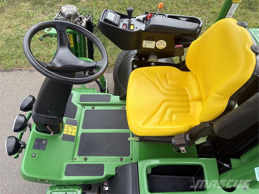 John Deere 7500AE Arkasından yürünen çim biçme makineleri