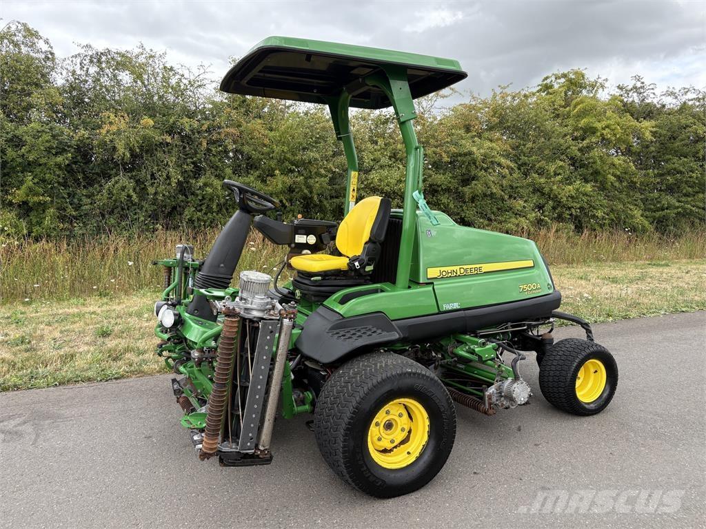 John Deere 7500AE Arkasından yürünen çim biçme makineleri