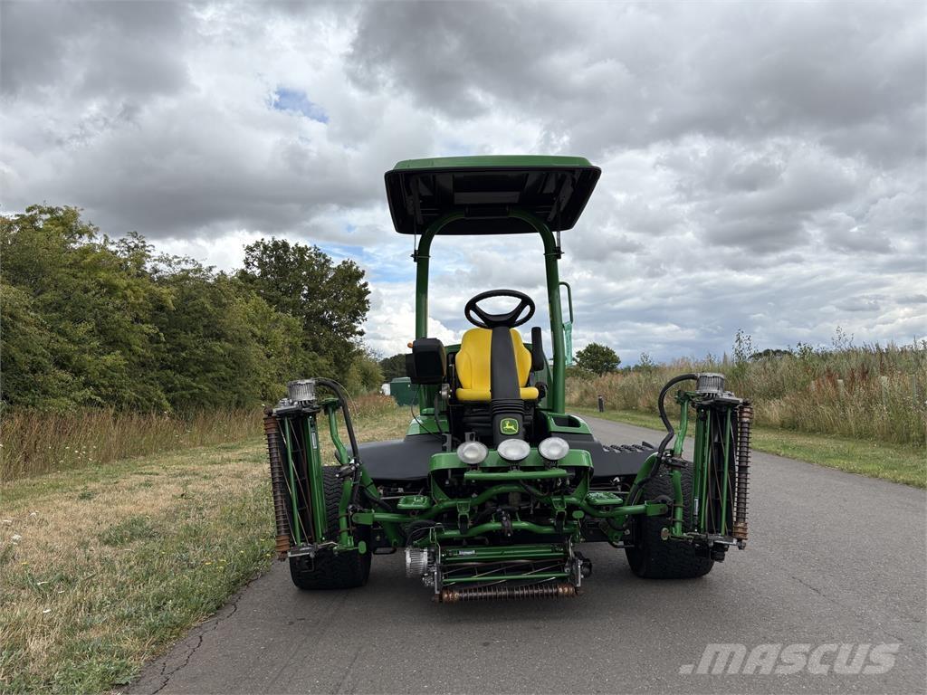 John Deere 7500AE Arkasından yürünen çim biçme makineleri