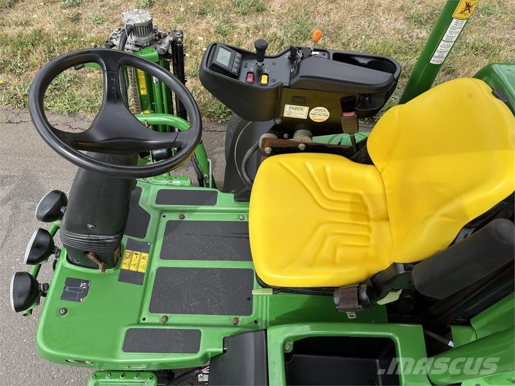 John Deere 7500AE Arkasından yürünen çim biçme makineleri