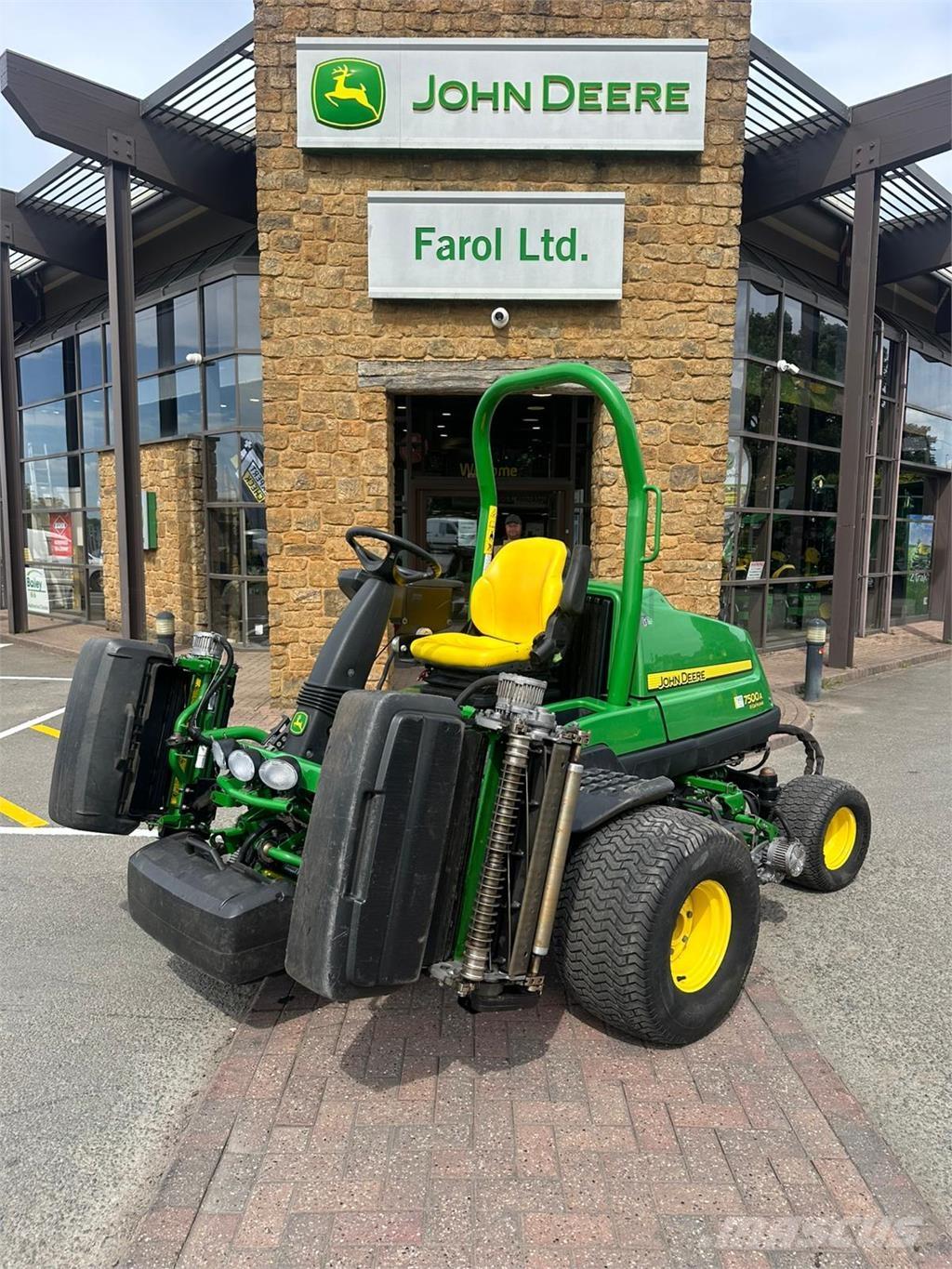 John Deere 7500AE Arkasından yürünen çim biçme makineleri