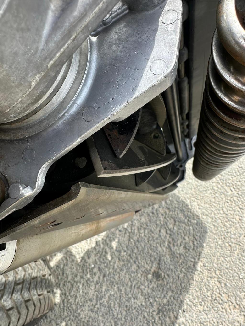 John Deere 7500AE Arkasından yürünen çim biçme makineleri