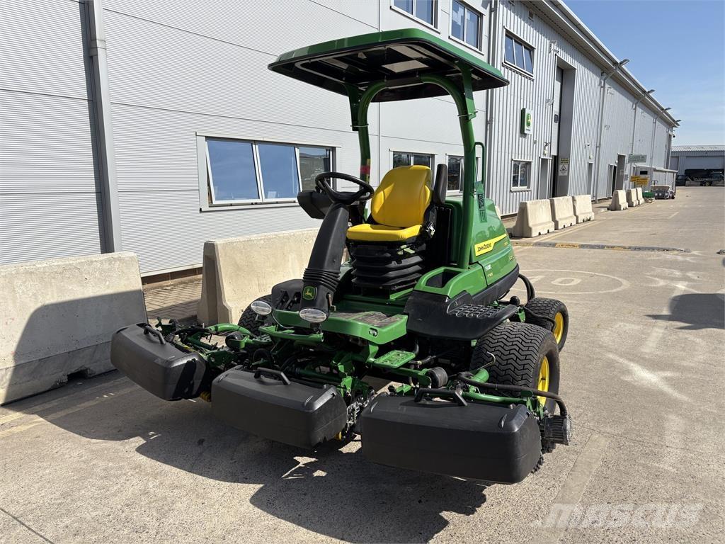 John Deere 7500AE Arkasından yürünen çim biçme makineleri