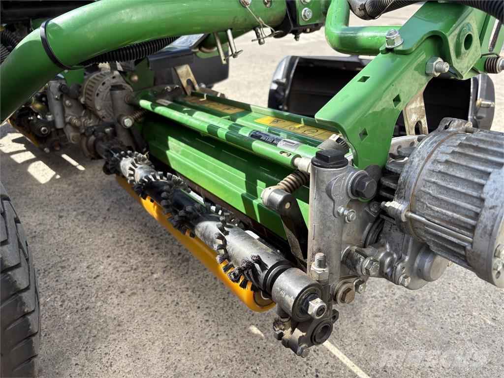 John Deere 7500AE Arkasından yürünen çim biçme makineleri