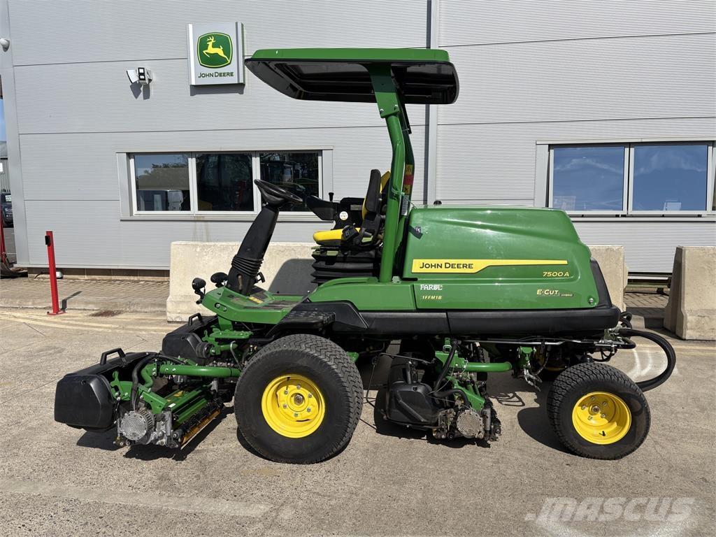 John Deere 7500AE Arkasından yürünen çim biçme makineleri
