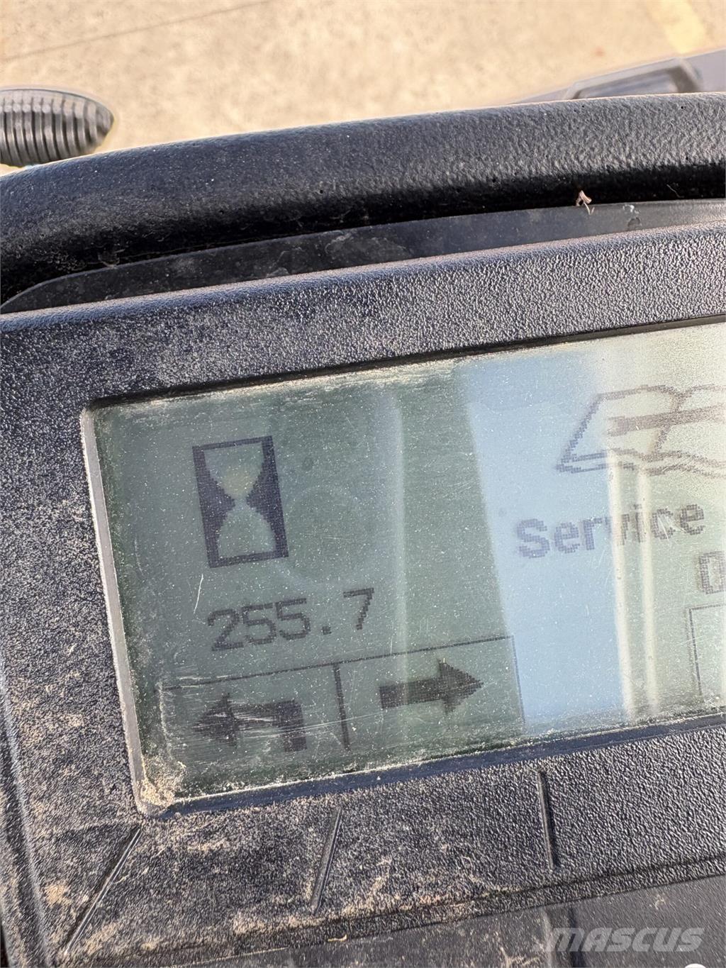 John Deere 7500AE Arkasından yürünen çim biçme makineleri