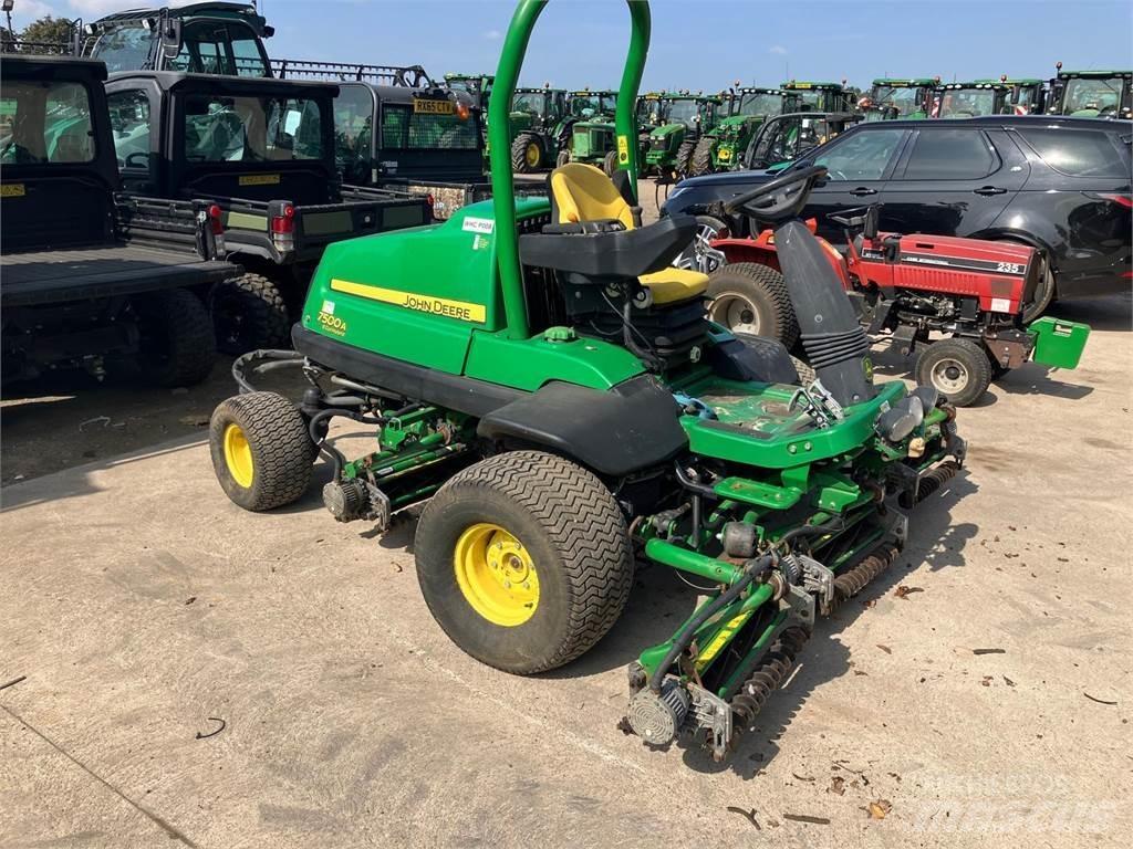 John Deere 7500AE Arkasından yürünen çim biçme makineleri