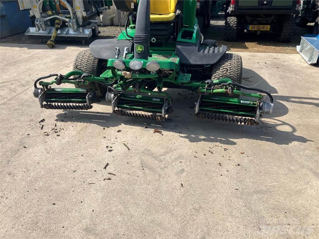 John Deere 7500AE Arkasından yürünen çim biçme makineleri