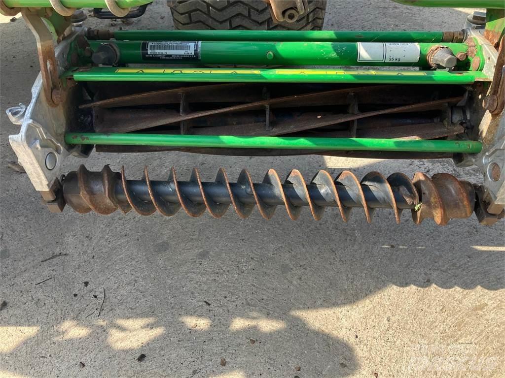 John Deere 7500AE Arkasından yürünen çim biçme makineleri