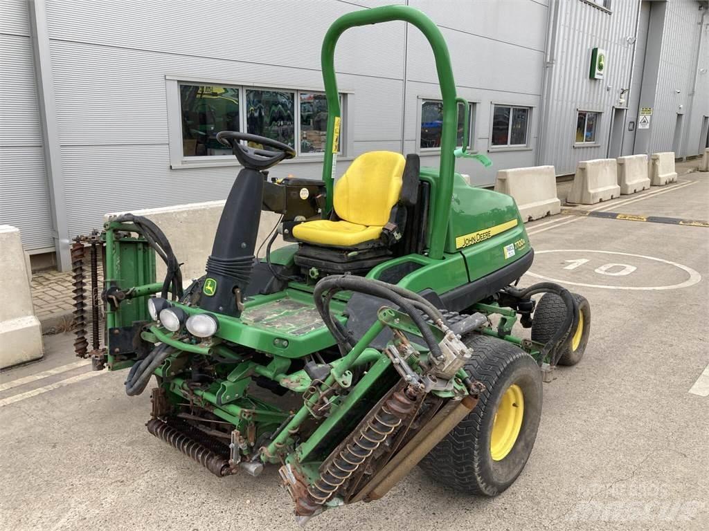 John Deere 7700A Arkasından yürünen çim biçme makineleri