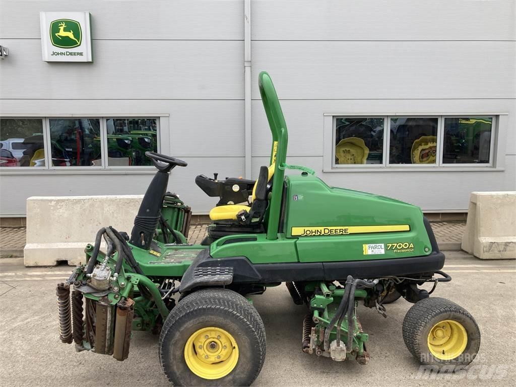 John Deere 7700A Arkasından yürünen çim biçme makineleri