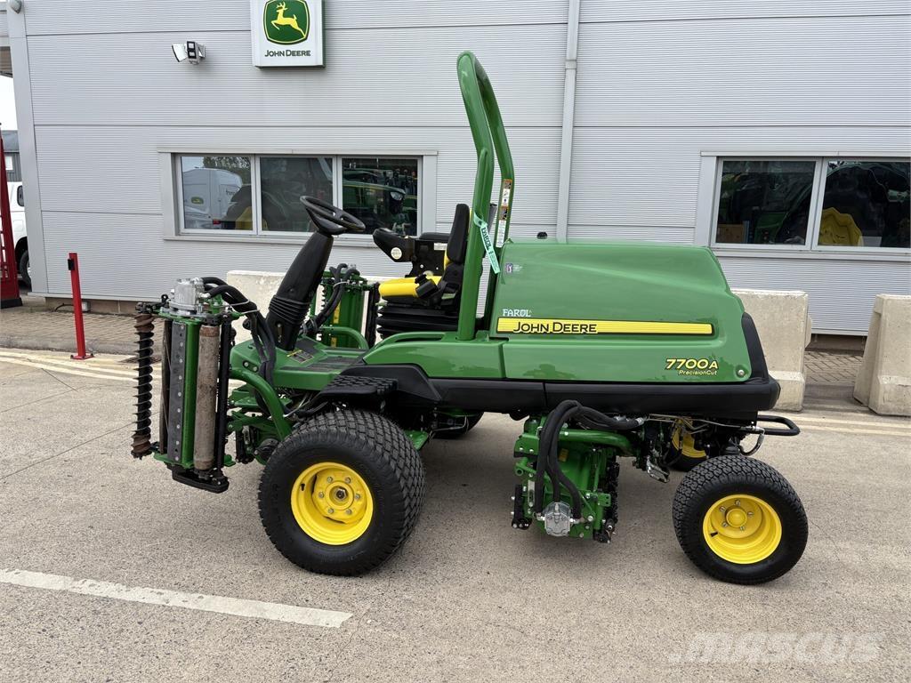 John Deere 7700A Arkasından yürünen çim biçme makineleri