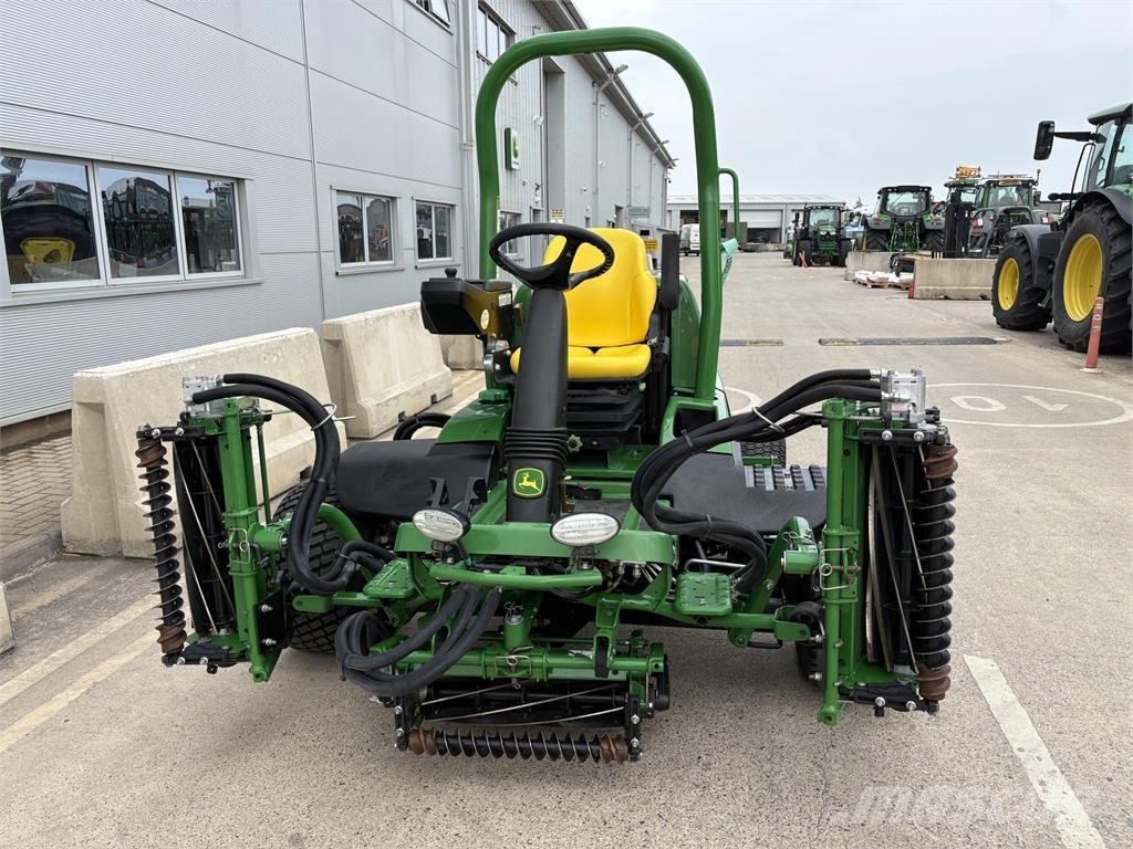 John Deere 7700A Arkasından yürünen çim biçme makineleri