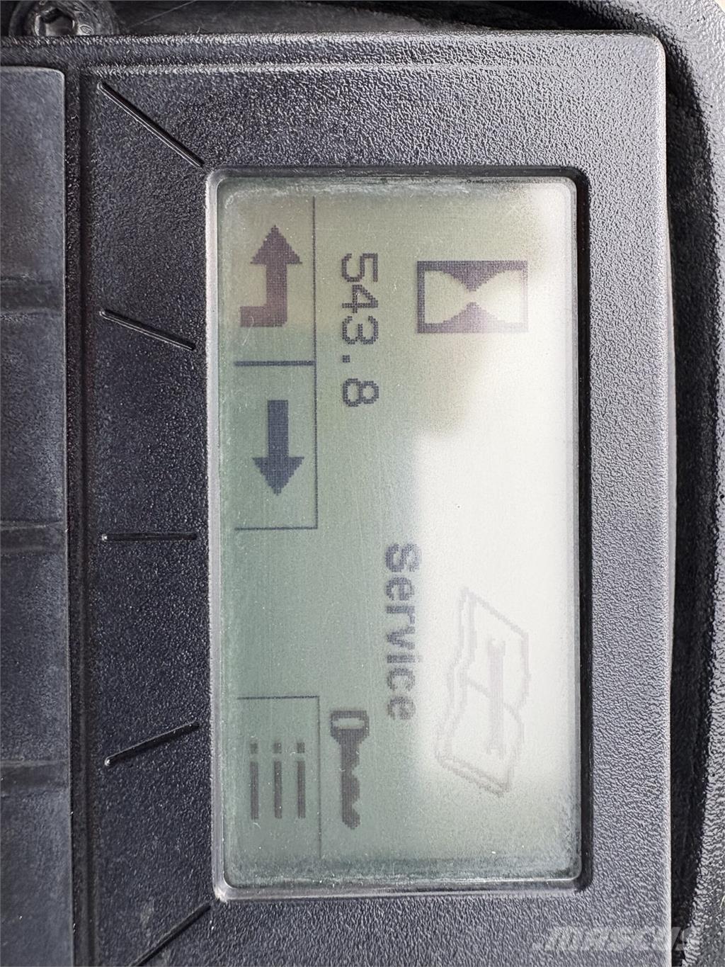 John Deere 7700A Arkasından yürünen çim biçme makineleri