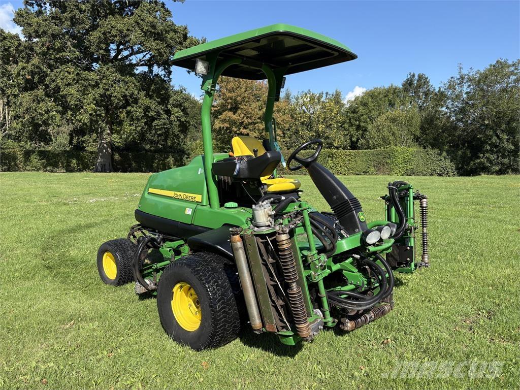 John Deere 7700A Arkasından yürünen çim biçme makineleri