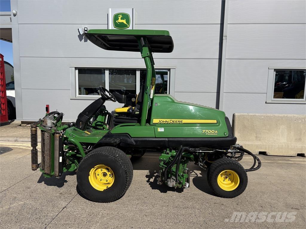 John Deere 7700A Arkasından yürünen çim biçme makineleri