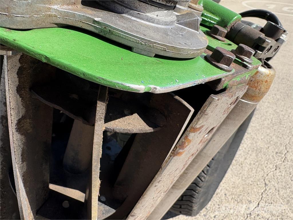 John Deere 7700A Arkasından yürünen çim biçme makineleri