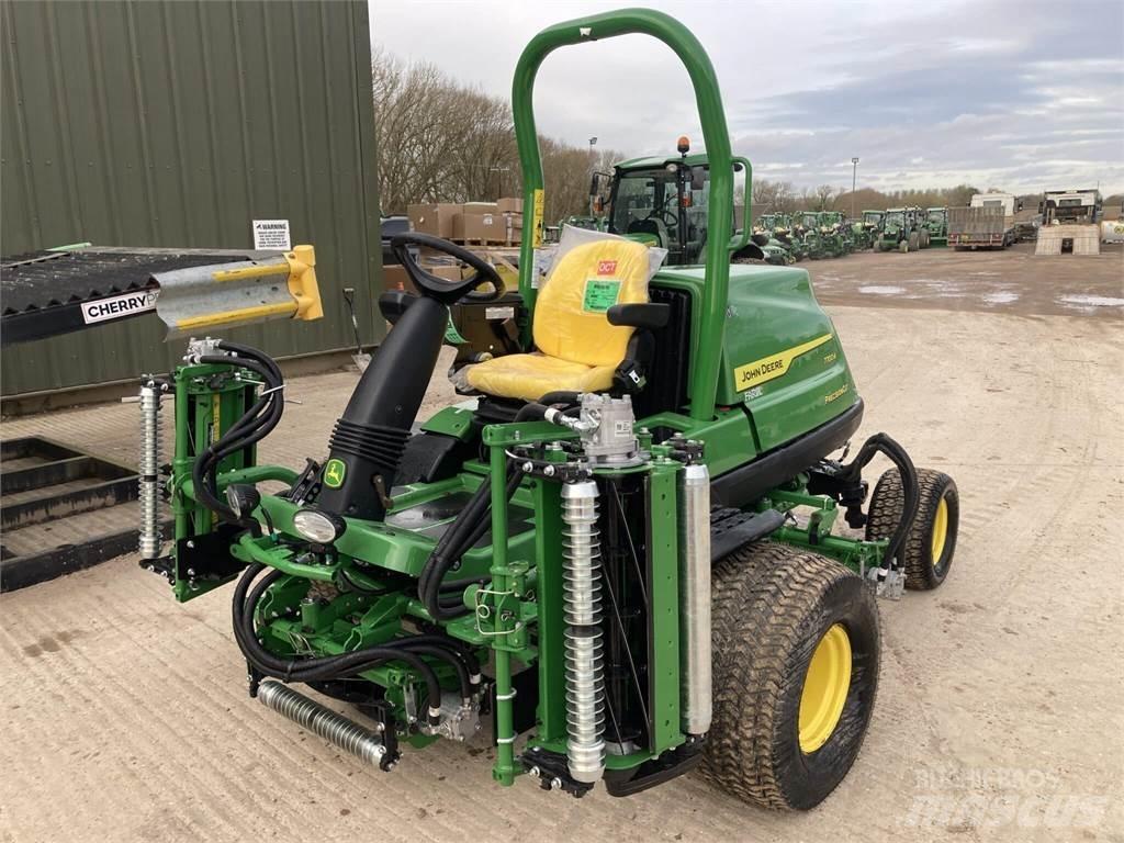 John Deere 7700A Arkasından yürünen çim biçme makineleri