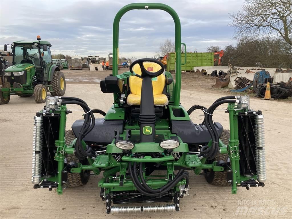 John Deere 7700A Arkasından yürünen çim biçme makineleri