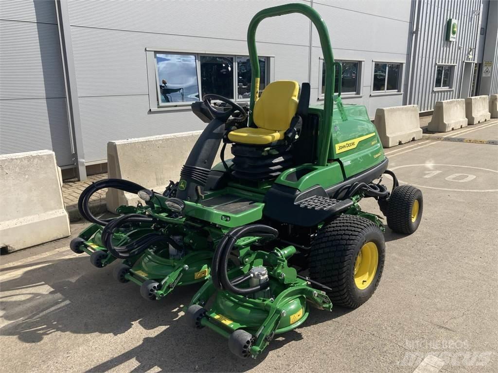 John Deere 8800A Arkasından yürünen çim biçme makineleri