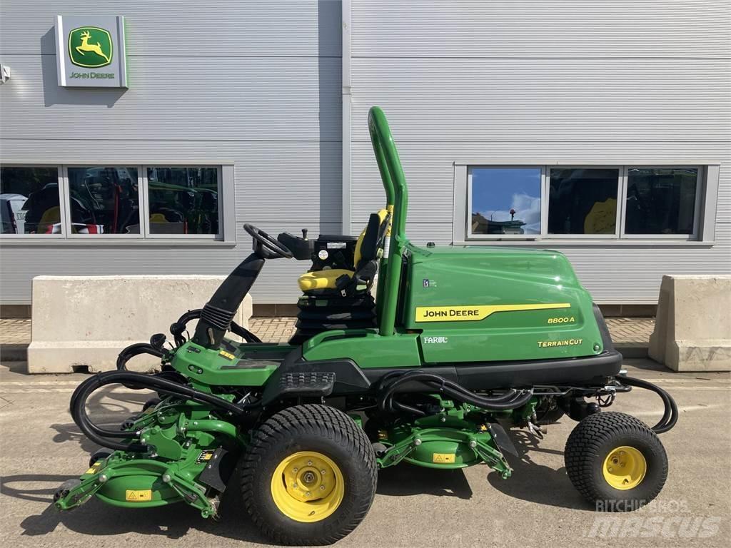 John Deere 8800A Arkasından yürünen çim biçme makineleri