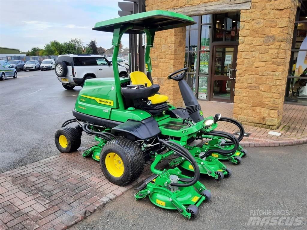 John Deere 8800A Arkasından yürünen çim biçme makineleri