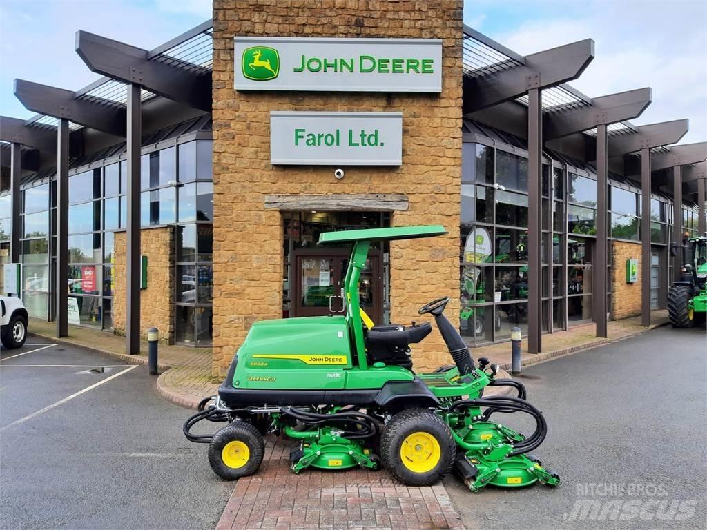John Deere 8800A Arkasından yürünen çim biçme makineleri