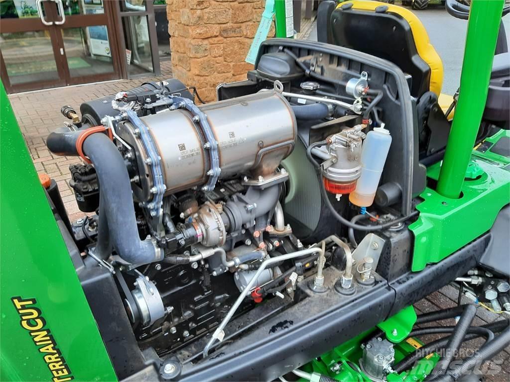 John Deere 8800A Arkasından yürünen çim biçme makineleri