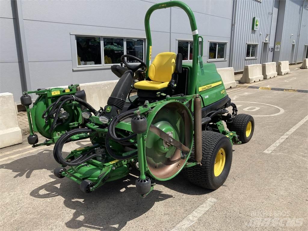 John Deere 9009A Arkasından yürünen çim biçme makineleri