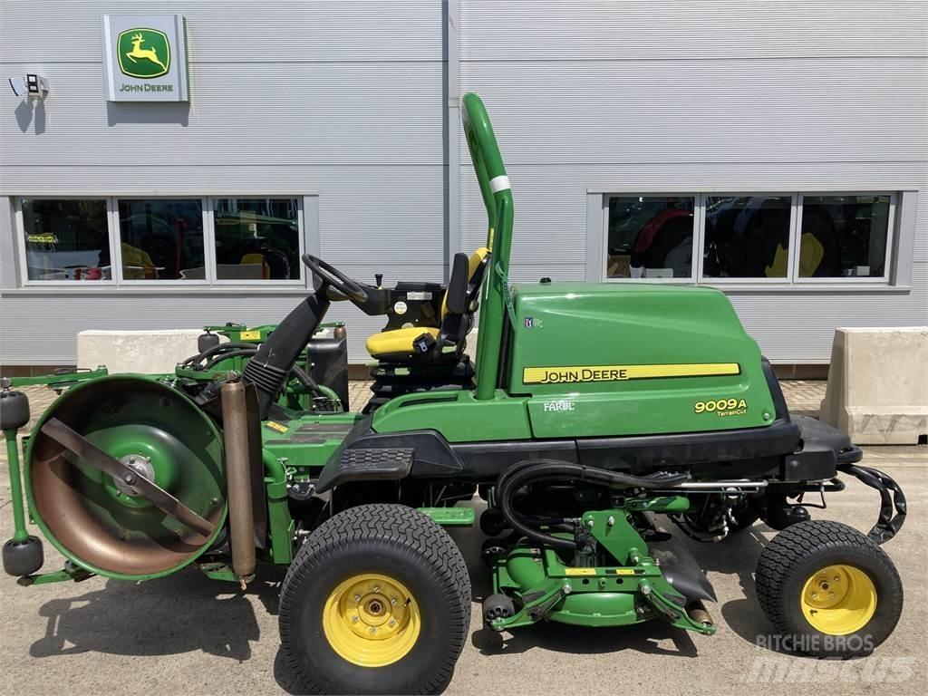 John Deere 9009A Arkasından yürünen çim biçme makineleri