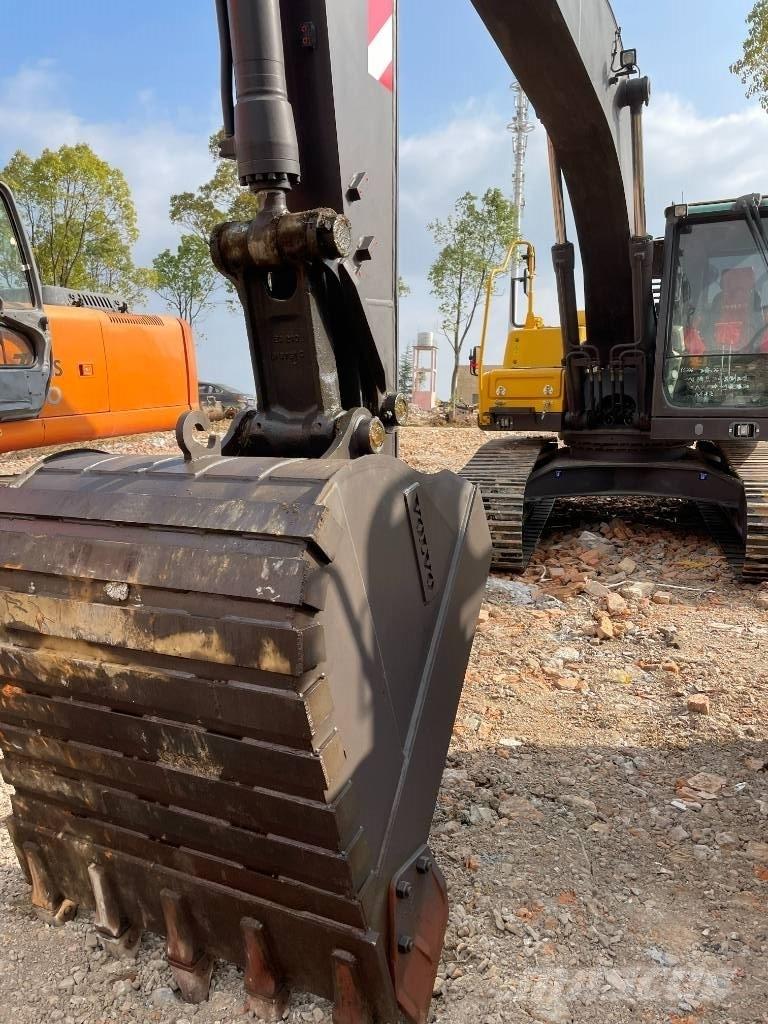 Volvo 220D Paletli ekskavatörler