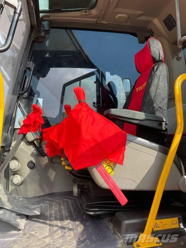Volvo 220D Paletli ekskavatörler