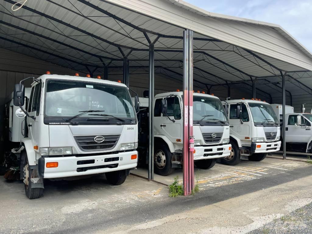 UD 3300 Süpürme kamyonları