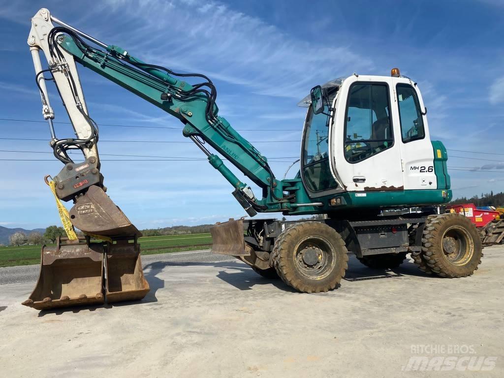New Holland MH 2.6 Lastik tekerli ekskavatörler