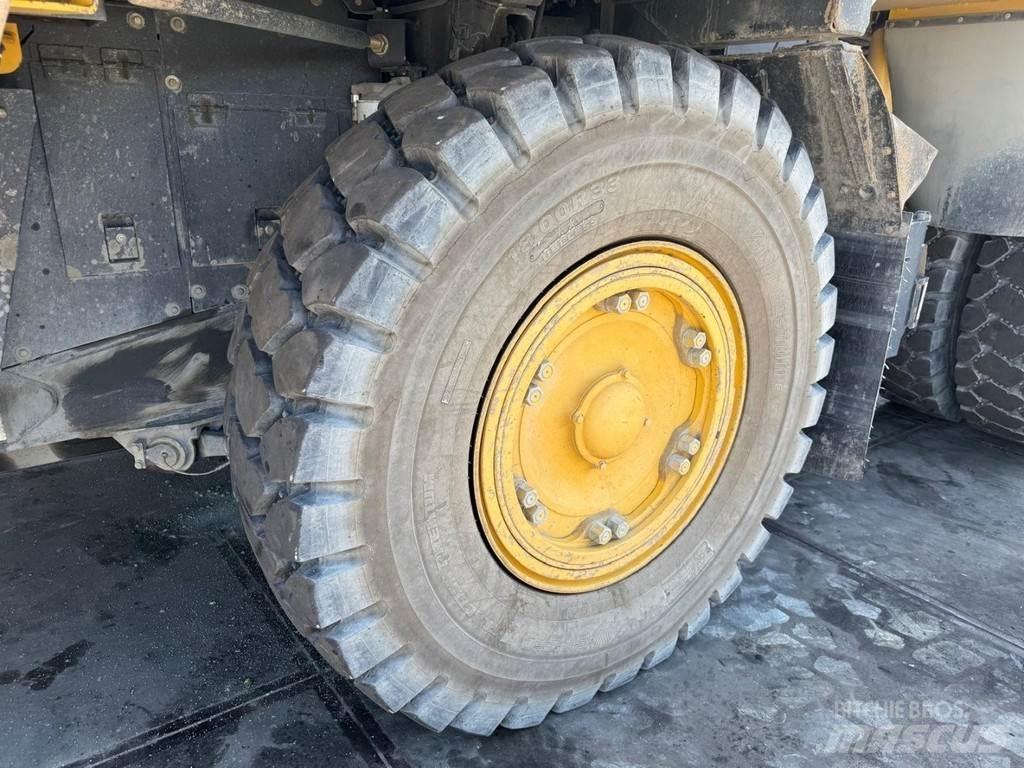 Komatsu HD405-7 Yol disi kaya kamyonu