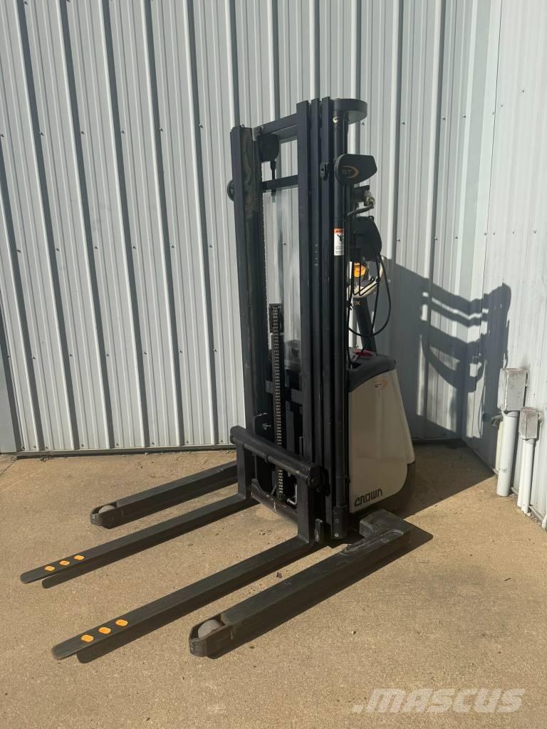 Crown ST3000-25 Elektrikli forkliftler
