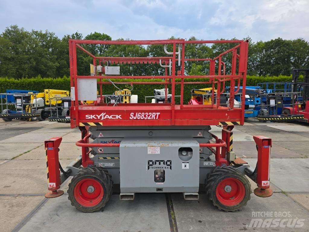 SkyJack SJ 6832 RT Makasli platformlar