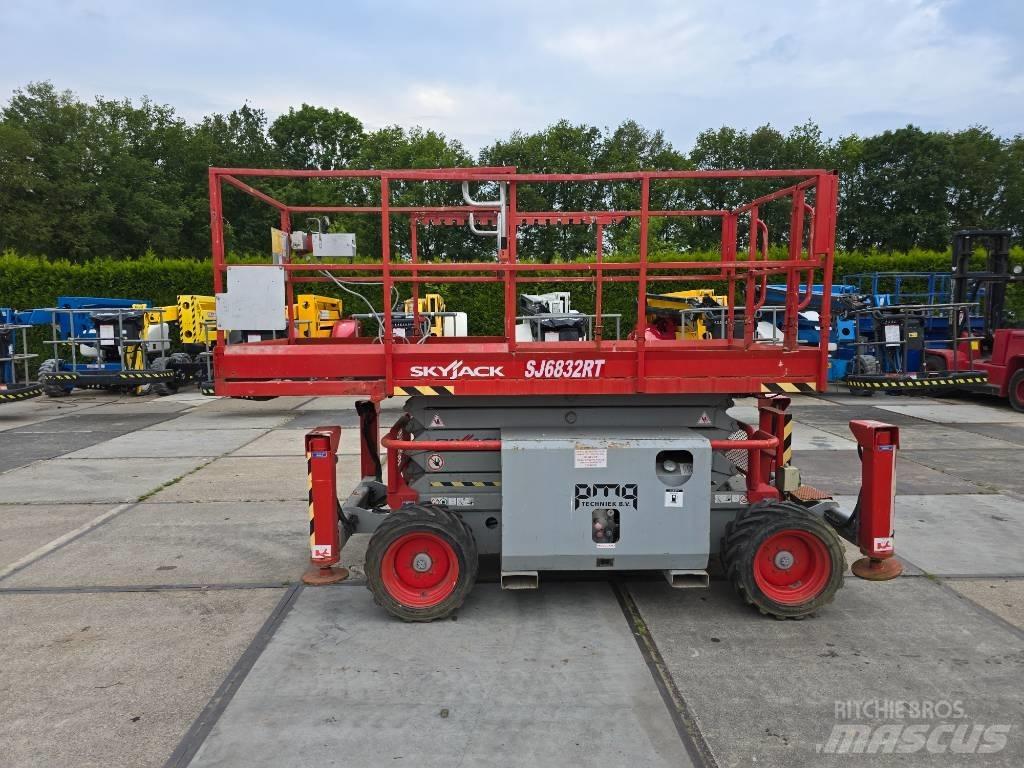 SkyJack SJ 6832 RT Makasli platformlar