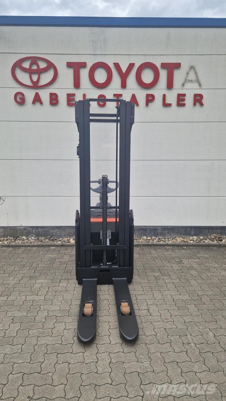 Toyota SPE160 Akülü depo ekipmanları