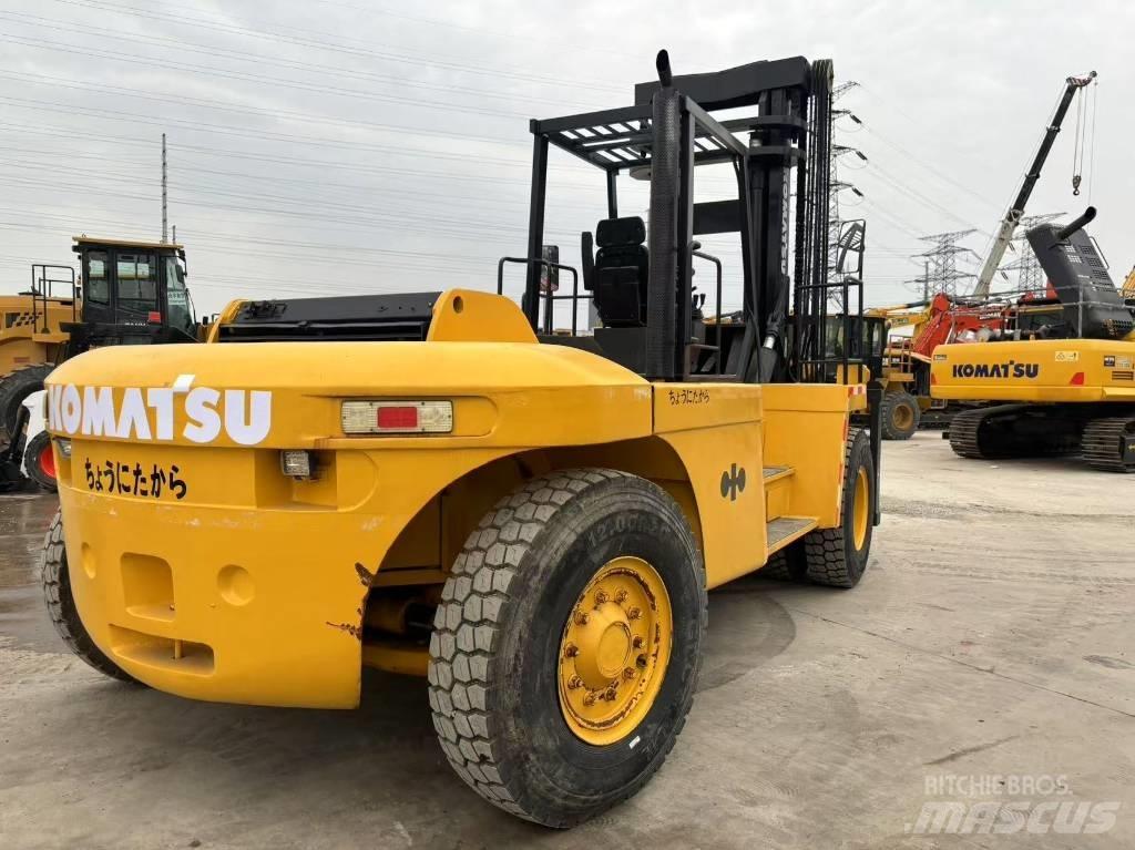 Komatsu FD200 Teleskopik yükleyiciler