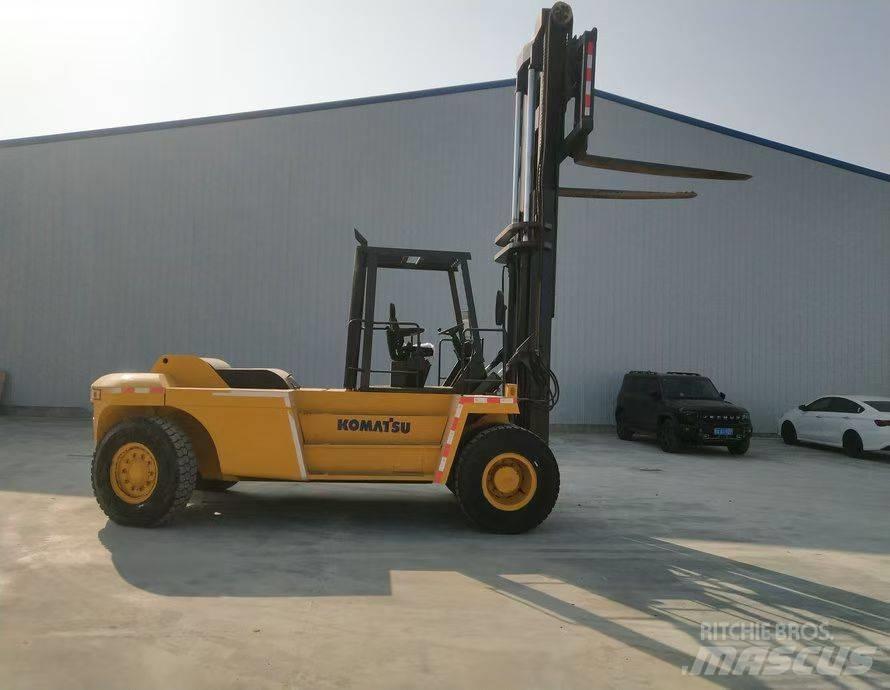 Komatsu FD200 Teleskopik yükleyiciler