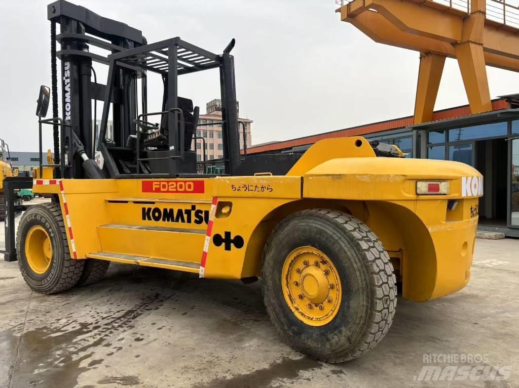 Komatsu FD200 Teleskopik yükleyiciler