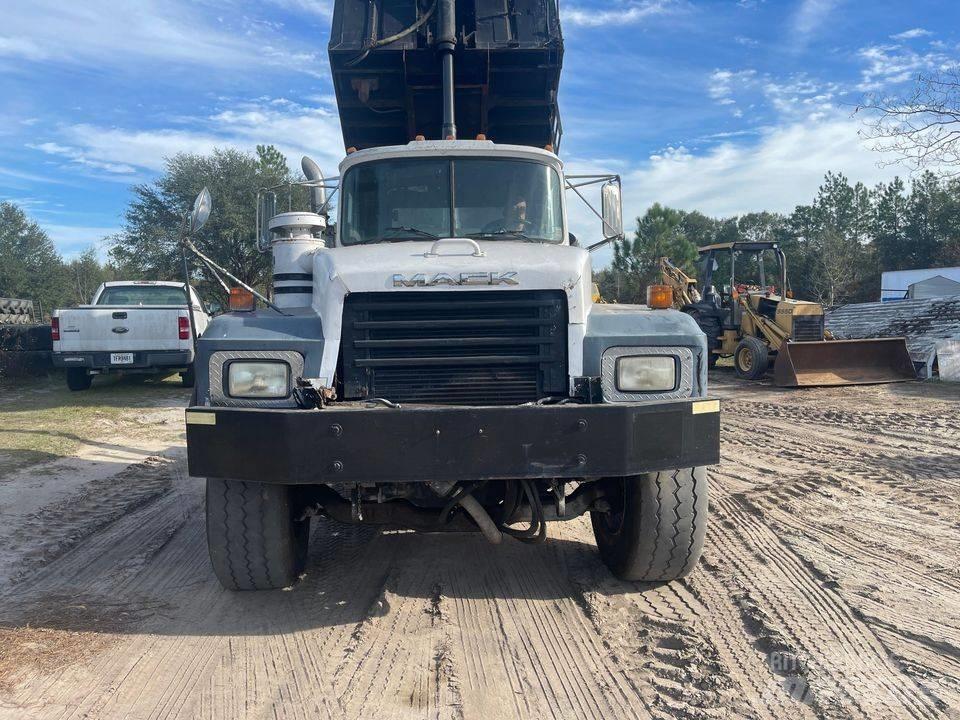 Mack dump Damperli kamyonlar