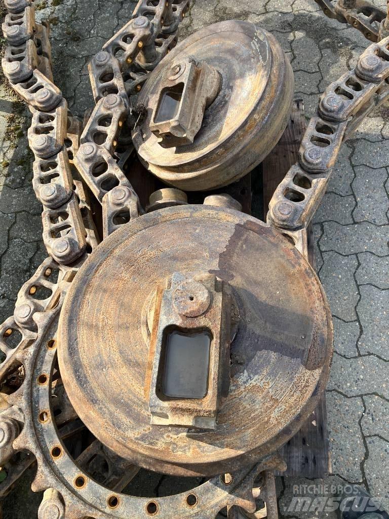 Komatsu 240 Paletli ekskavatörler