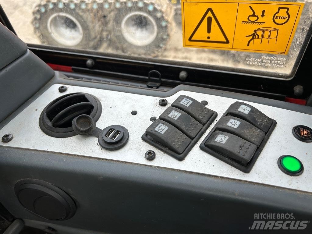 Komatsu 895 Tomruk yükleyici traktörler