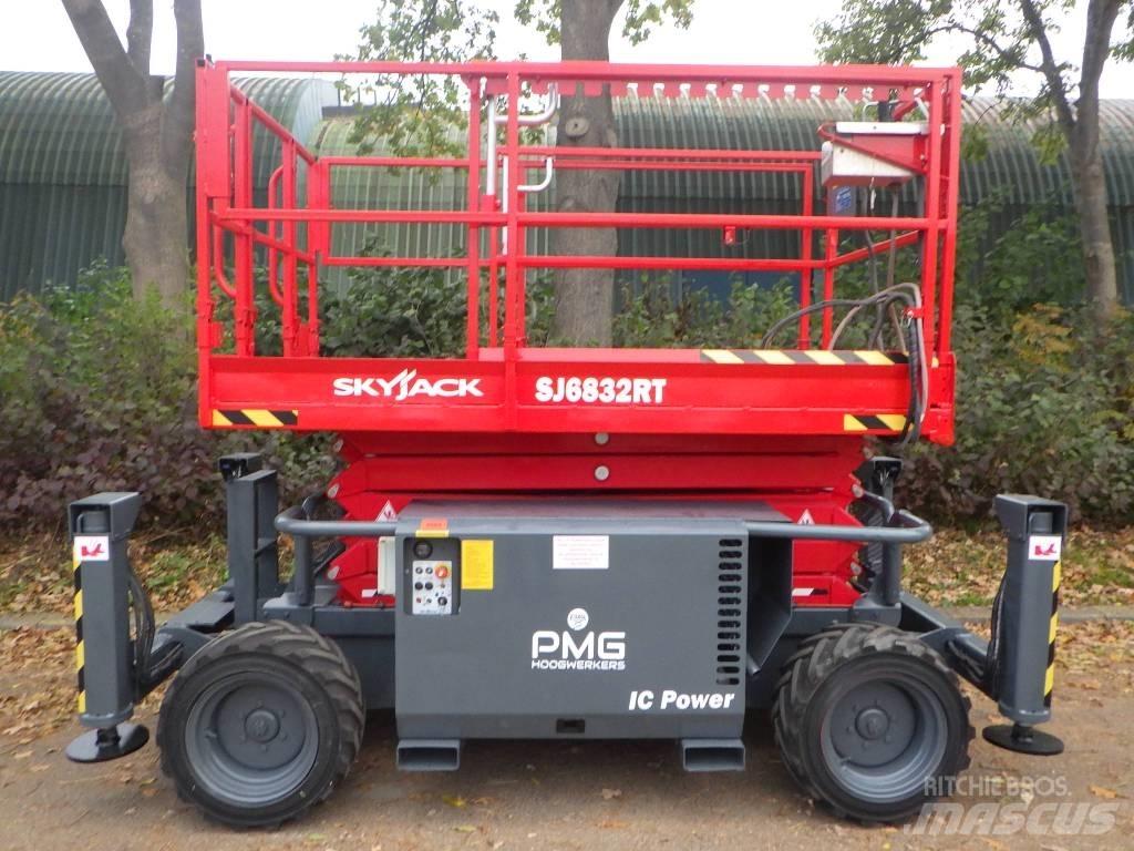 SkyJack SJ6832RT Makasli platformlar
