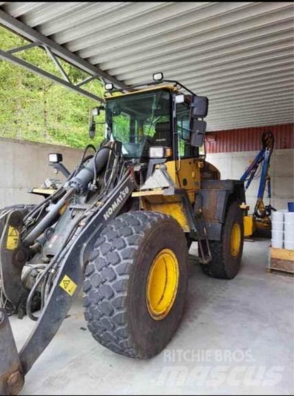 Komatsu WA200 PT Tekerlekli yükleyiciler